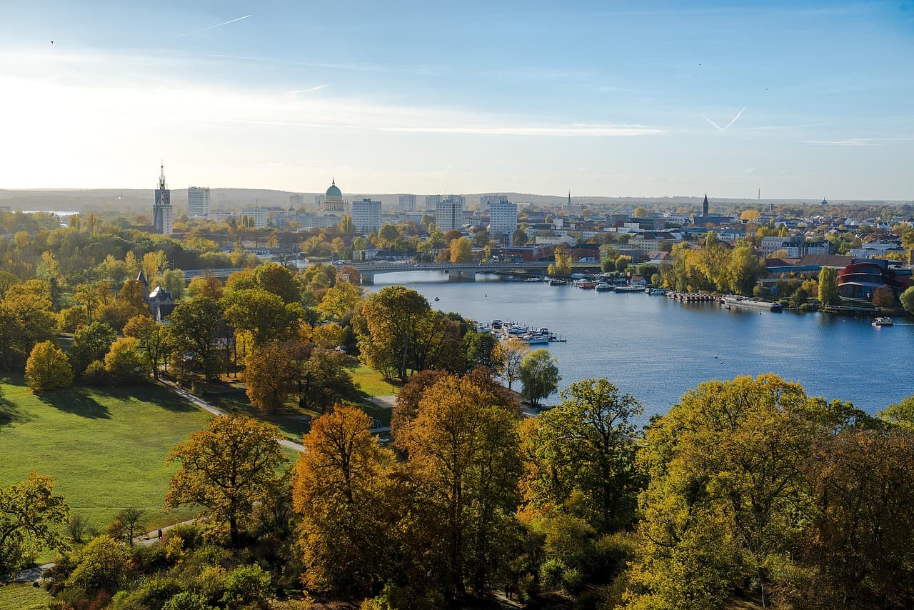 Panorama von Potsdam mit Havel, Parks und Innenstadt
