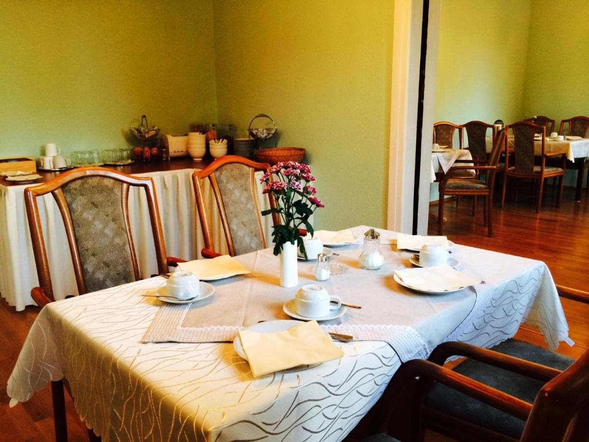 Gedeckter Frühstückstisch in der Pension an der Havelbucht